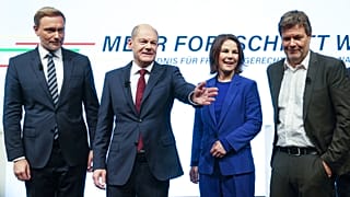 El líder socialdemócrata Olaf Scholz (2º por la izquierda) posa con los líderes verdes, Annalena Baerbock y Robert Habeck y con el liberal Christian Lindner (izquierda).