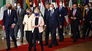 Angela Merkel és Ursula Von der Leyen férfi kollégáikkal az októberi uniós csúcson