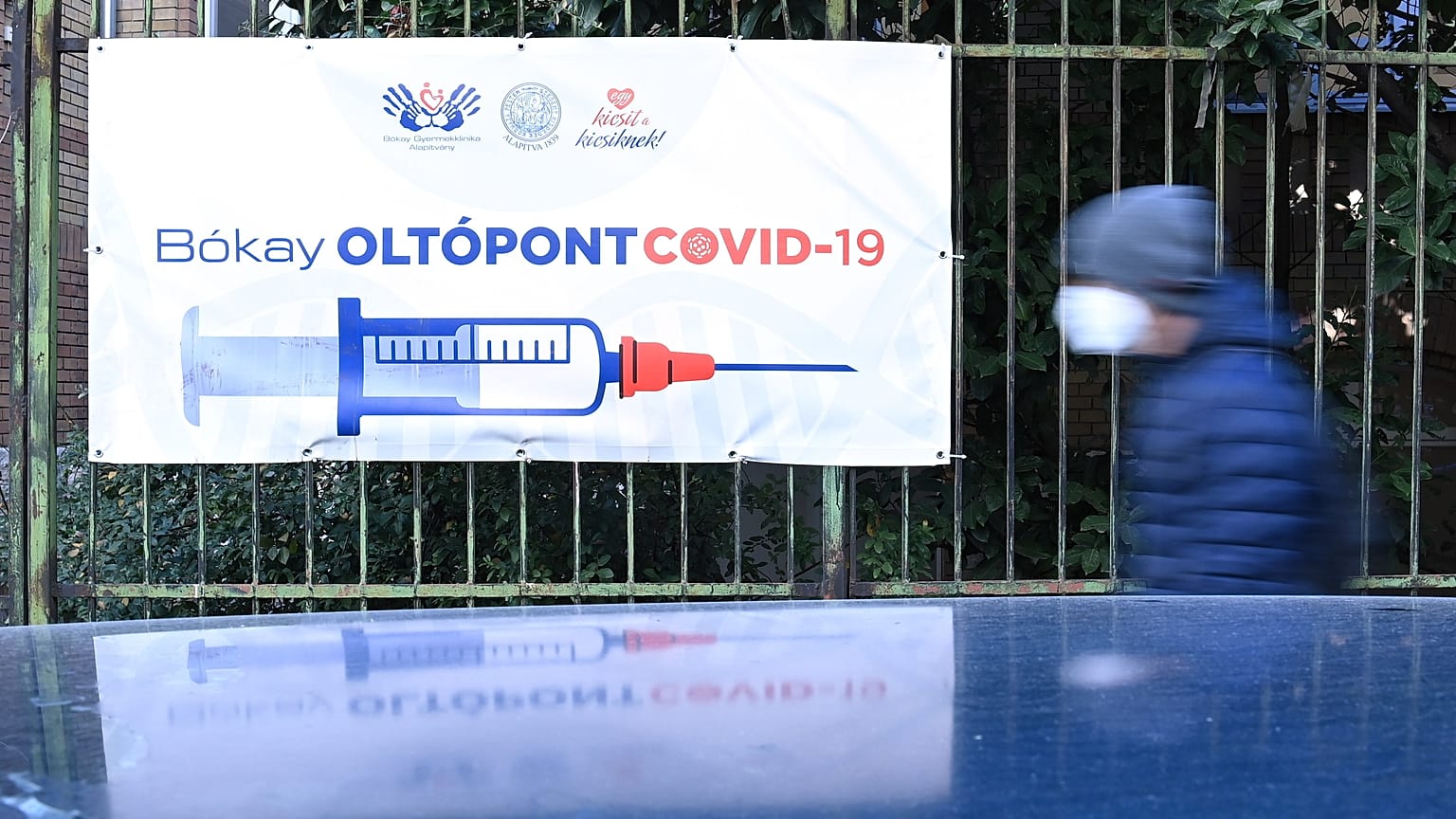 Magyarországon a lakosság 58,9 százalékát oltották be teljesen a koronavírus ellen