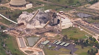 Power plant chimneys demolished in Australia