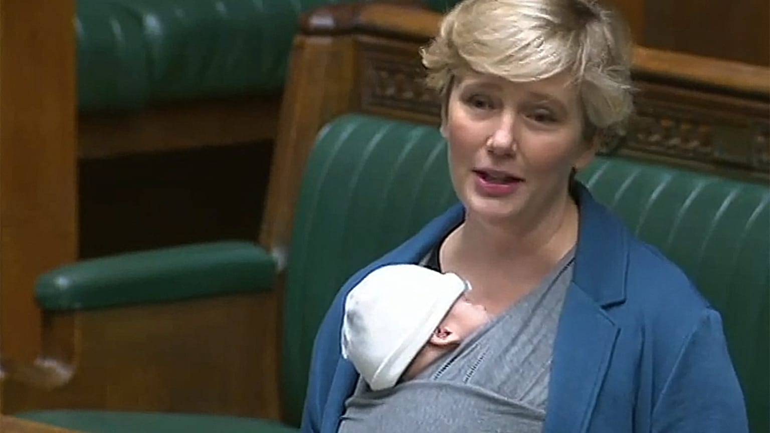İşçi Partisi milletvekili Stella Creasy oğlu Pip'i ile meclis oturumunda