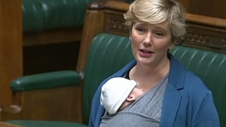 İşçi Partisi milletvekili Stella Creasy oğlu Pip'i ile meclis oturumunda