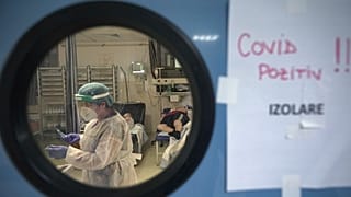 أحد أعضاء الطاقم الطبي في مستشفى الطوارئ الجامعي في بوخارست، رومانيا.