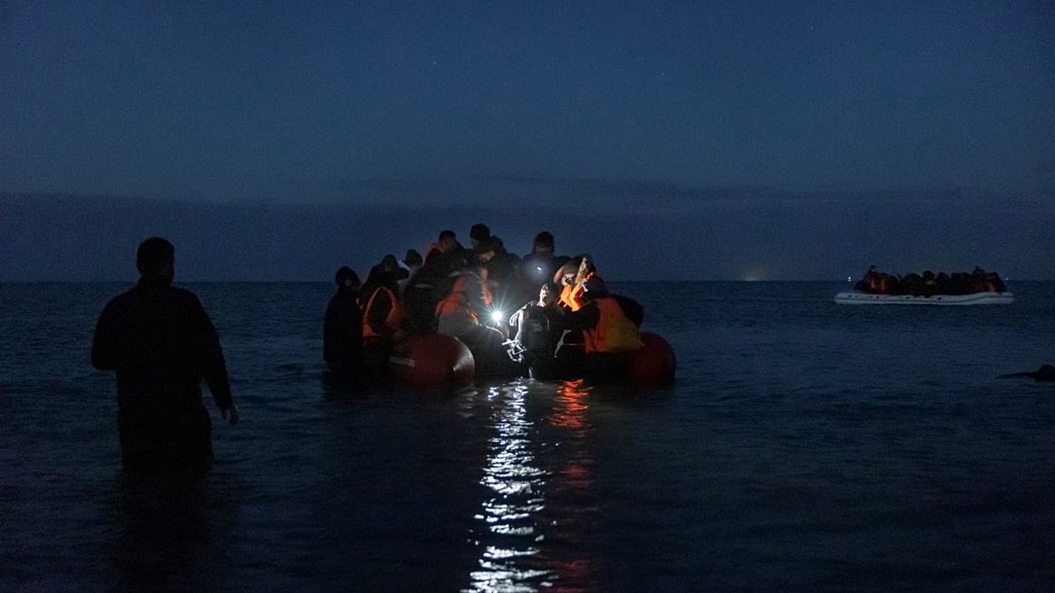 Bateau de migrants s'apprêtant à traverser la Manche depuis le Nord de la France, le 16/10/2021