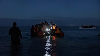 Bateau de migrants s'apprêtant à traverser la Manche depuis le Nord de la France, le 16/10/2021