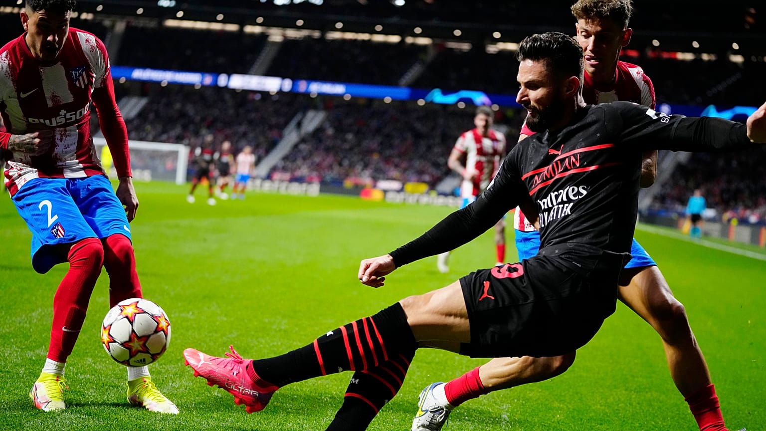 Olivier Giroud (AC Milan, feketében) harcban az Atlético Madrid játékosaival