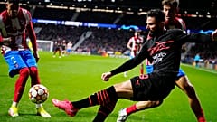 Olivier Giroud (AC Milan, feketében) harcban az Atlético Madrid játékosaival