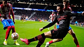 Olivier Giroud (AC Milan, feketében) harcban az Atlético Madrid játékosaival