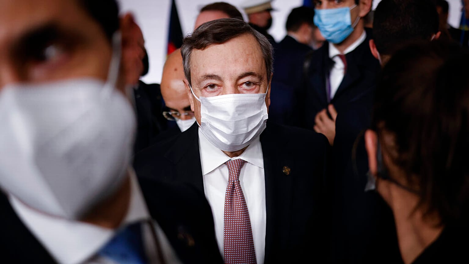 Primo piano (con mascherina) per Mario Draghi. 