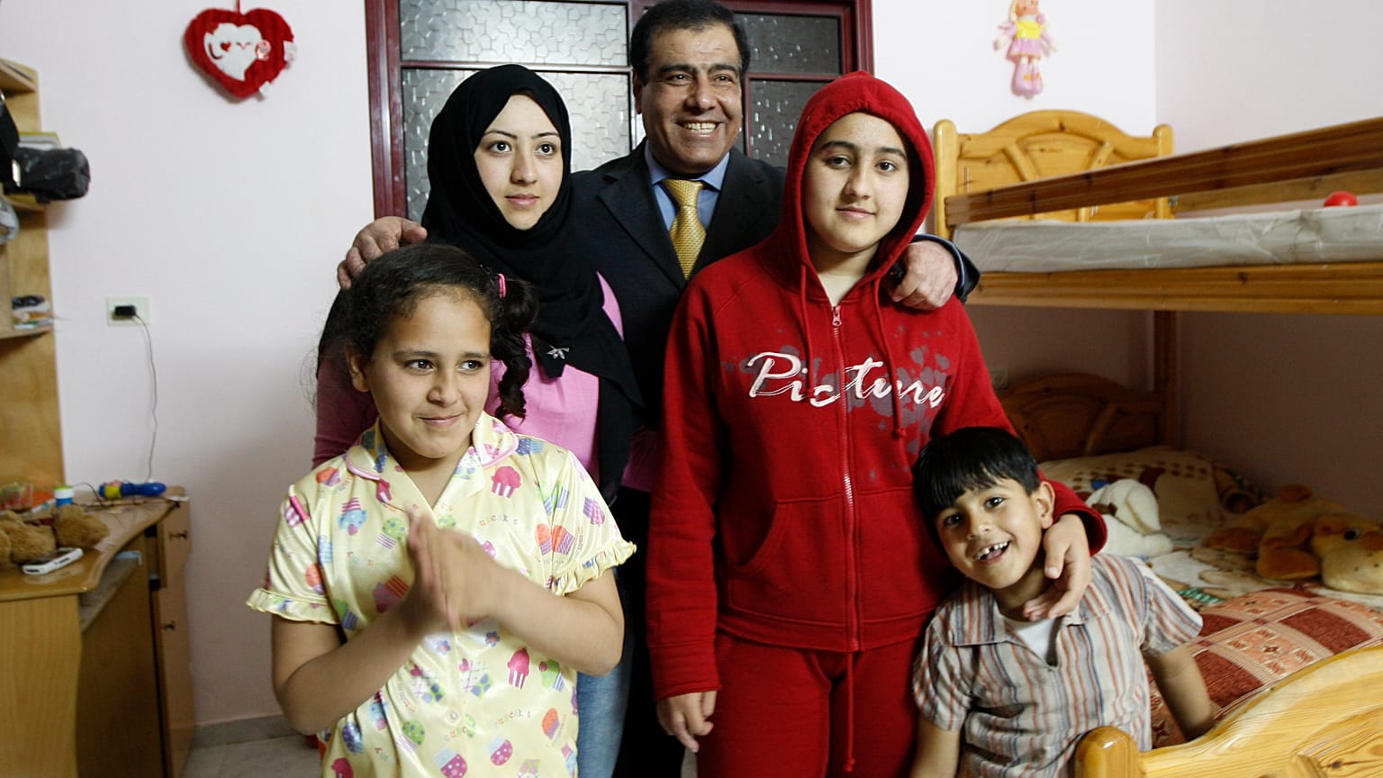 الدكتور عزالدين أبو العيش مع أطفاله في منزله في جباليا، قطاع غزة.