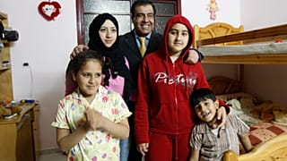 الدكتور عزالدين أبو العيش مع أطفاله في منزله في جباليا، قطاع غزة.