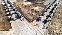 صورة لوزارة الدفاع الروسية تظهر المركبات العسكرية الروسية خلال التدريبات في شبه جزيرة القرم.
