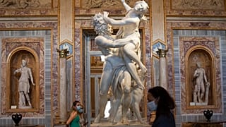 Savval leöntött arcú nők fotóival kezd párbeszédet az Uffizi Képtár 