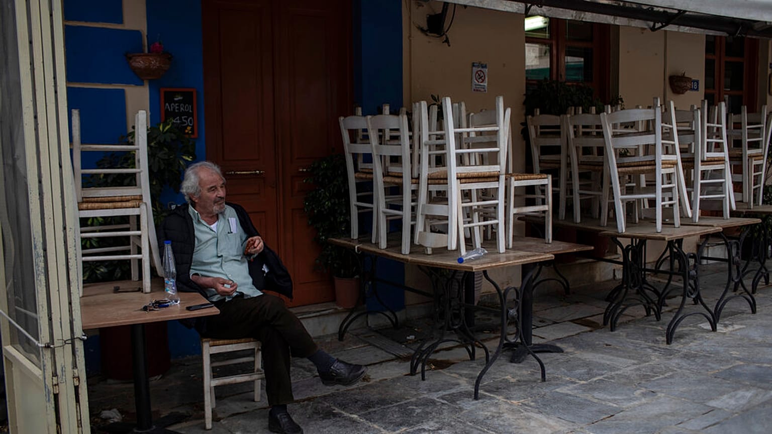 Ιδοκτήτης έξω από το κλειστό μαγαζί του στην Πλάκα την περίοδο του lockdown