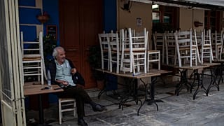 Ιδοκτήτης έξω από το κλειστό μαγαζί του στην Πλάκα την περίοδο του lockdown
