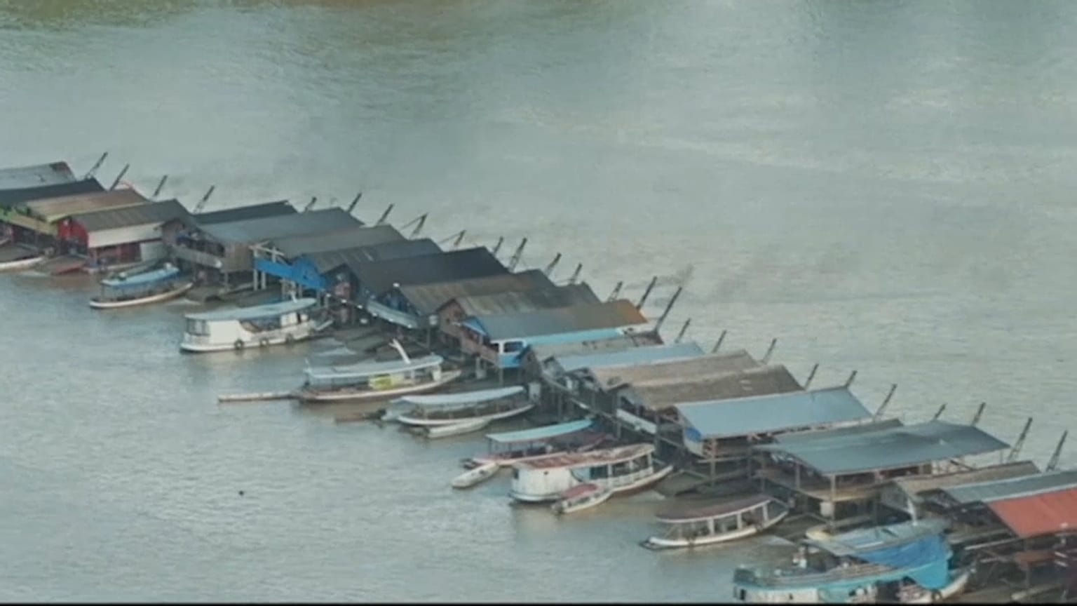 Cientos de barcas invaden un afluente del río Amazonas en busca de oro