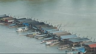 Cientos de barcas invaden un afluente del río Amazonas en busca de oro
