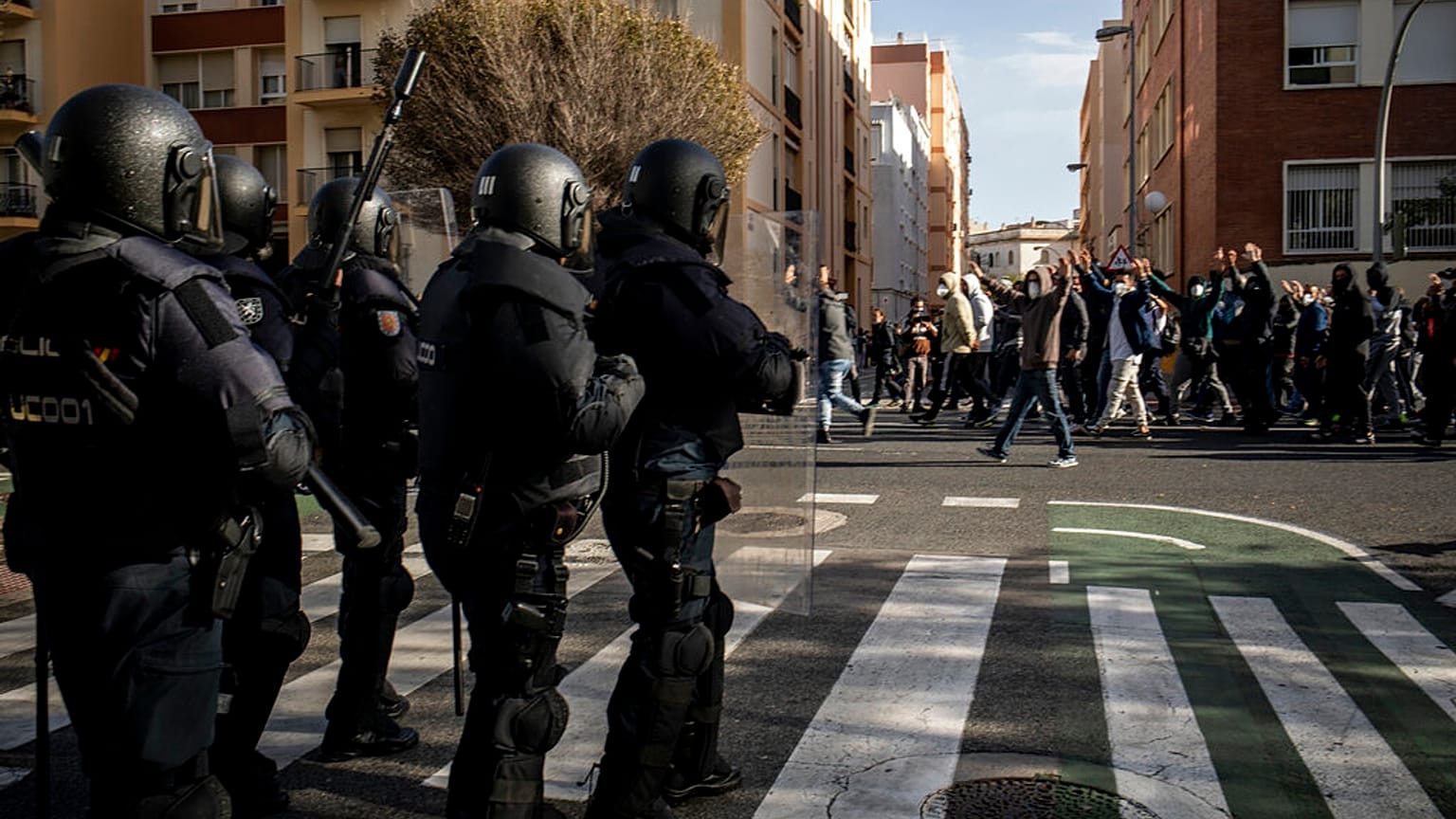 Antidisturbios frente a los manifestantes del sector del metal en Cádiz