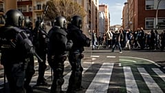 Antidisturbios frente a los manifestantes del sector del metal en Cádiz