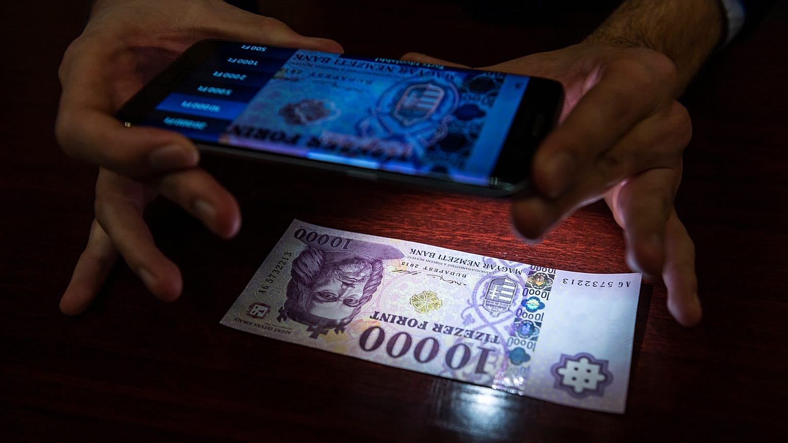 A ForintApp okostelefonos applikáció bemutatója a Magyar Nemzeti Bank sajtótájékoztatóján Budapesten, 2019. december 12-én