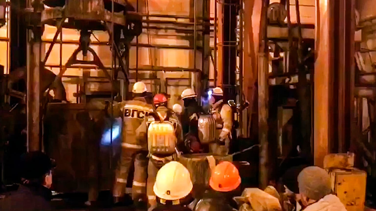 Explosión e incendio de una mina en Siberia deja 11 muertos y 35 mineros atrapados