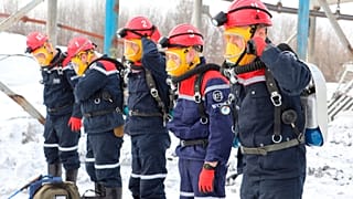 امدادگران آماده امداد رسانی در محل آتش سوزی در معدن زغال سنگ در سیبری حدود ۳۰۰۰ کیلومتری شرق مسکو 