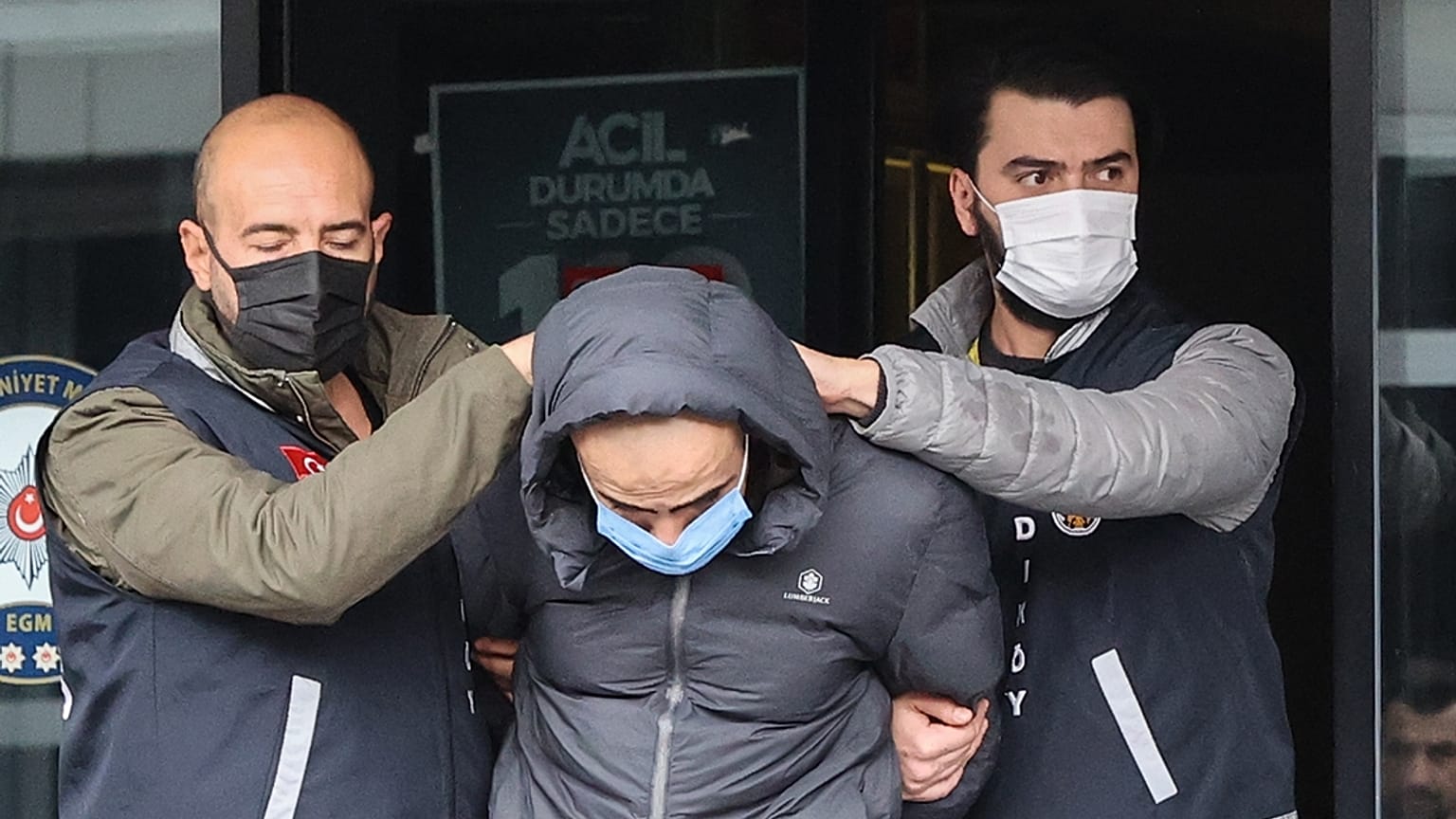 Metroda bir kadın yolcuya bıçak çekip, tehdit ve hakaret eden zanlı emniyetteki işlemlerin ardından adliyeye sevk edildi