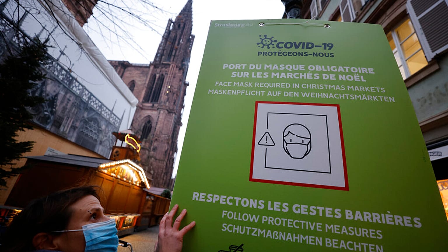 Esortazioni anti-Covid ai mercatini di Natale di Strasburgo, in Francia. 