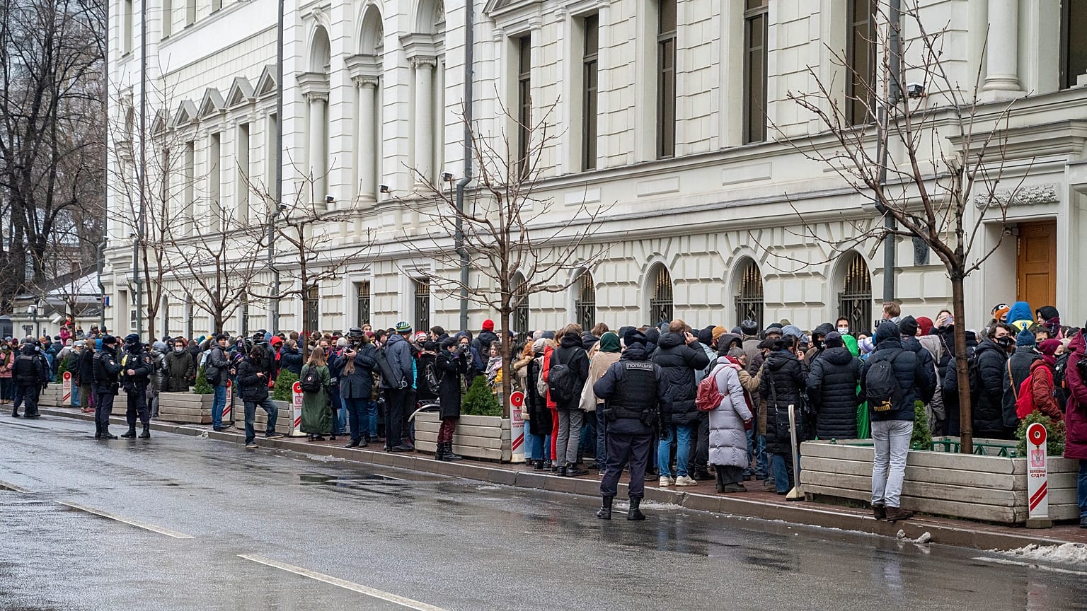 Сторонники собрались у здания суда