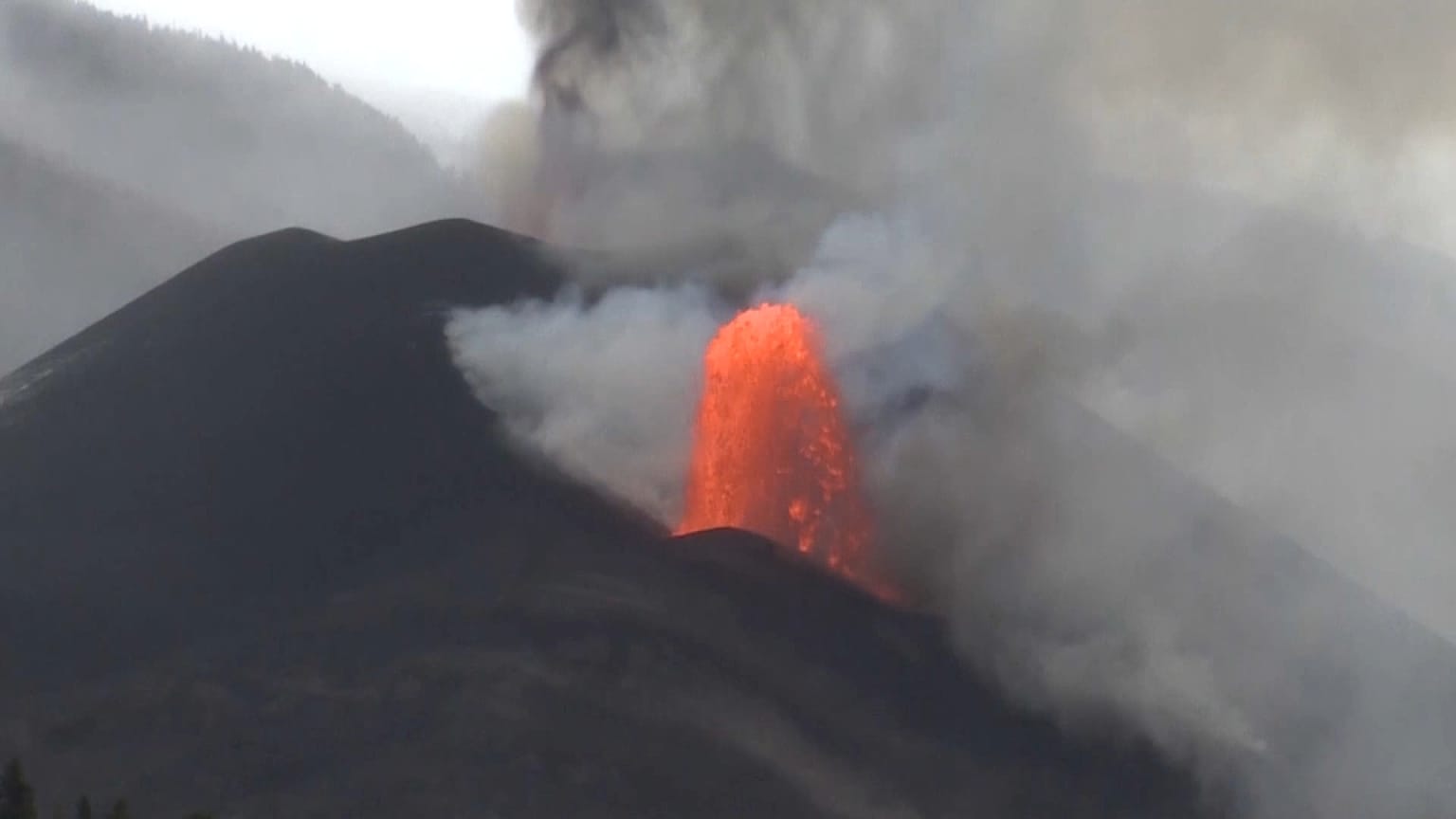 La Palma: Gewaltige Fontäne und Regenfront sorgen für Unruhe