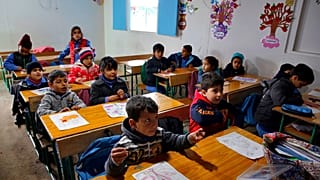 تلاميذ سوريون يدرسون في مخيم للاجئين في لبنان