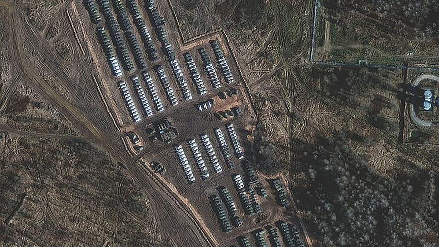 Una imagen de satélite muestra tanques rusos y vehículos blindados de transporte de personal en medio de la presencia de un gran despliegue de fuerzas terrestres en Yelnya, ob
