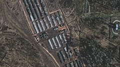 Una imagen de satélite muestra tanques rusos y vehículos blindados de transporte de personal en medio de la presencia de un gran despliegue de fuerzas terrestres en Yelnya, ob