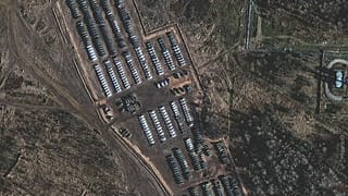 Una imagen de satélite muestra tanques rusos y vehículos blindados de transporte de personal en medio de la presencia de un gran despliegue de fuerzas terrestres en Yelnya, ob