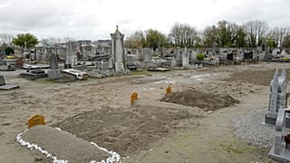 A vízbe fúlt bevándorlók friss sírjai Calais-ban