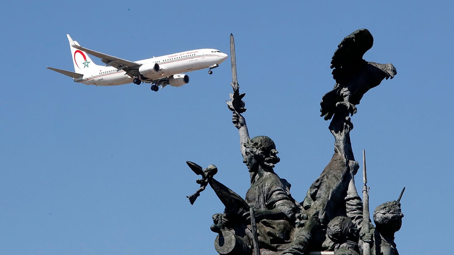 Archives : appareil de la compagnie Royal Air Maroc dans le ciel de Lisbonne (Portugal), le 21/08/2019