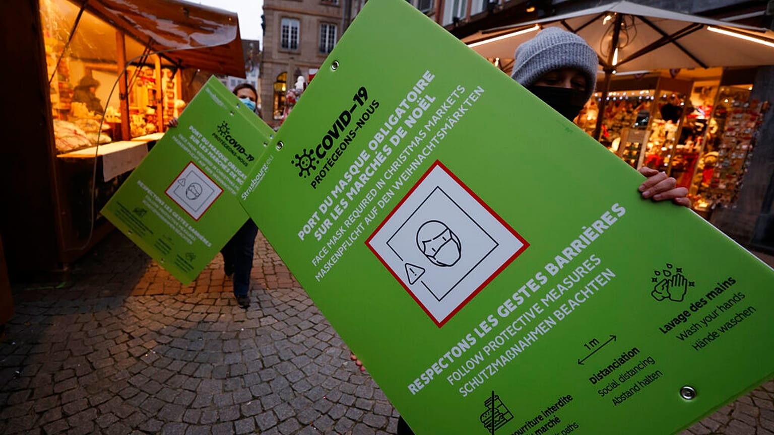 Aufbau von einem Weihnachtsmarkt in Strasbourg in Frankreich 