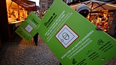 Aufbau von einem Weihnachtsmarkt in Strasbourg in Frankreich 
