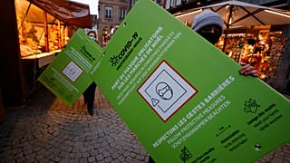 Aufbau von einem Weihnachtsmarkt in Strasbourg in Frankreich 