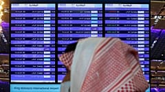 شاشة تعرض رحلات المغادرة المحلية والدولية بمطار الملك عبد العزيز الدولي بجدة، المملكة العربية السعودية.