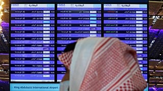 شاشة تعرض رحلات المغادرة المحلية والدولية بمطار الملك عبد العزيز الدولي بجدة، المملكة العربية السعودية.