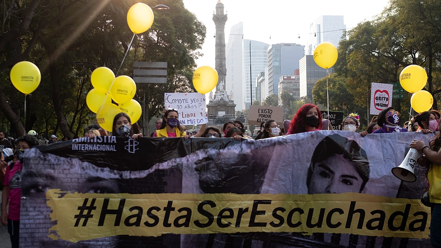 Manifestantes marchan durante una protesta en el Día Internacional de la Eliminación de la Violencia contra la Mujer, 25/11/2021, Ciudad de México, México