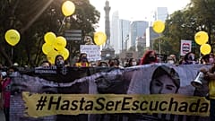 Manifestantes marchan durante una protesta en el Día Internacional de la Eliminación de la Violencia contra la Mujer, 25/11/2021, Ciudad de México, México