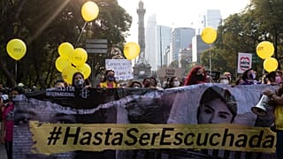 Manifestantes marchan durante una protesta en el Día Internacional de la Eliminación de la Violencia contra la Mujer, 25/11/2021, Ciudad de México, México