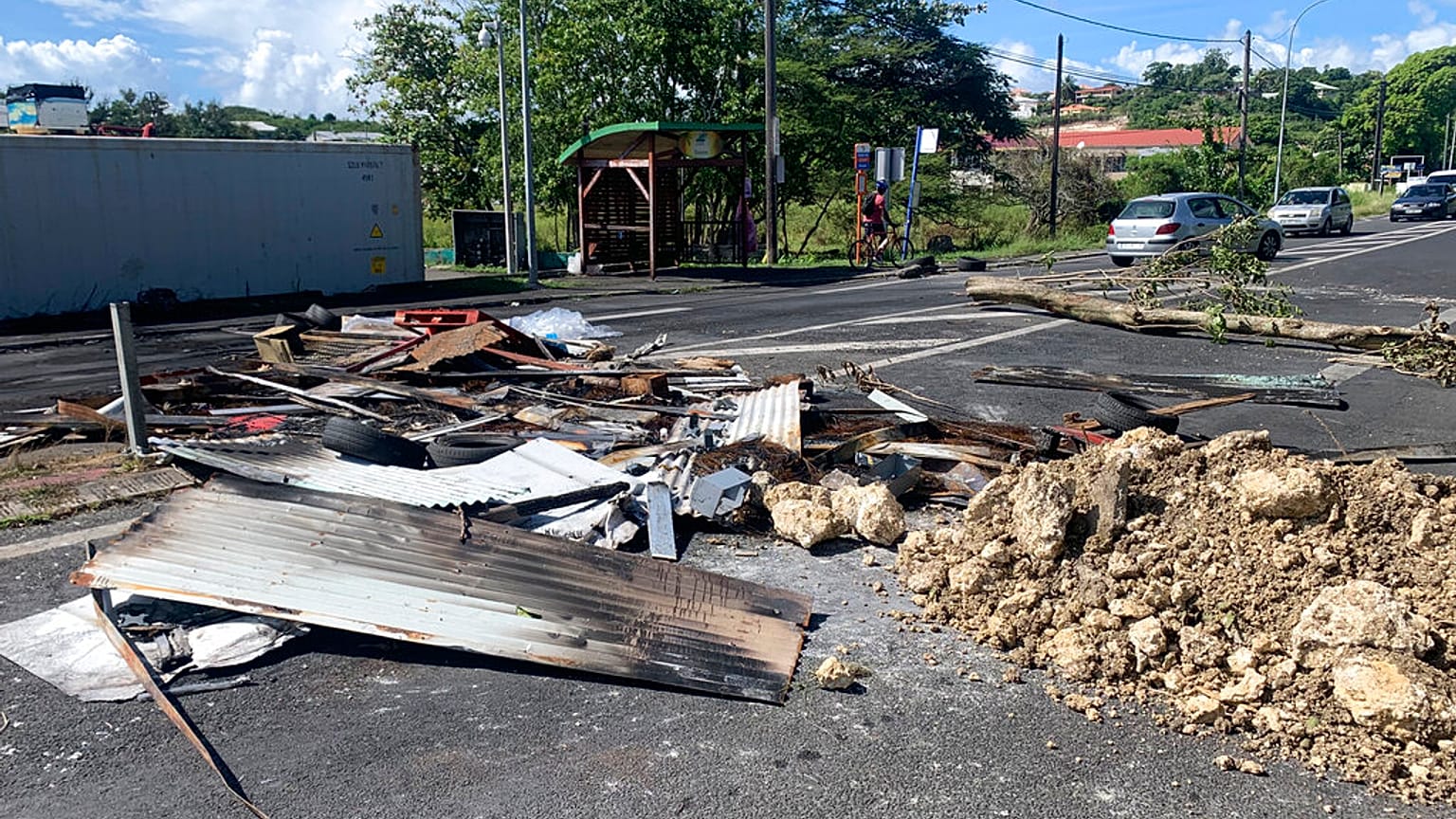 Débris laissés par des manifestants bloquant une rue du Gosier, en Guadeloupe, 21 novembre 2021 