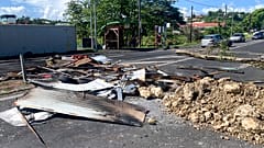 Débris laissés par des manifestants bloquant une rue du Gosier, en Guadeloupe, 21 novembre 2021 