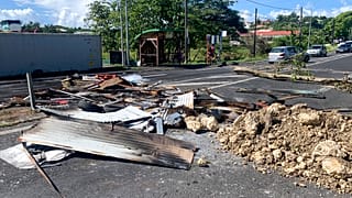 Débris laissés par des manifestants bloquant une rue du Gosier, en Guadeloupe, 21 novembre 2021