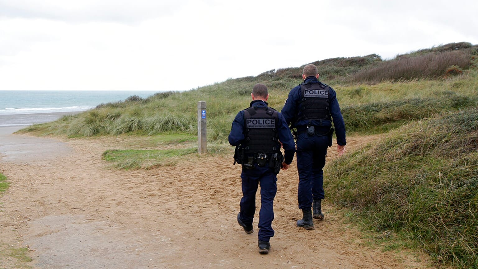  Arşiv: Fransız polisi Calais kentinin Wimereux bölgesindeki kum tepelerinde devriye geziyor.