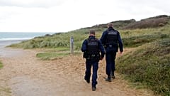  Arşiv: Fransız polisi Calais kentinin Wimereux bölgesindeki kum tepelerinde devriye geziyor.