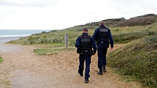  Arşiv: Fransız polisi Calais kentinin Wimereux bölgesindeki kum tepelerinde devriye geziyor.